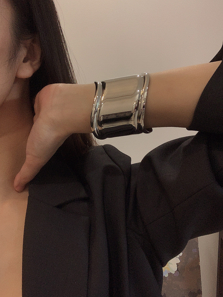 Statement Armband – Striking Wave Design with Chic Asymmetry