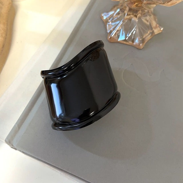 Statement Armband – Striking Wave Design with Chic Asymmetry