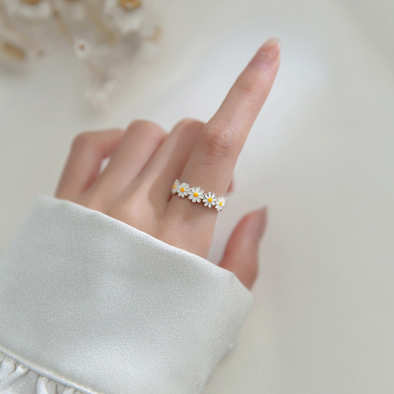 Daisy Ring – Emblem of Fresh Starts and Happiness