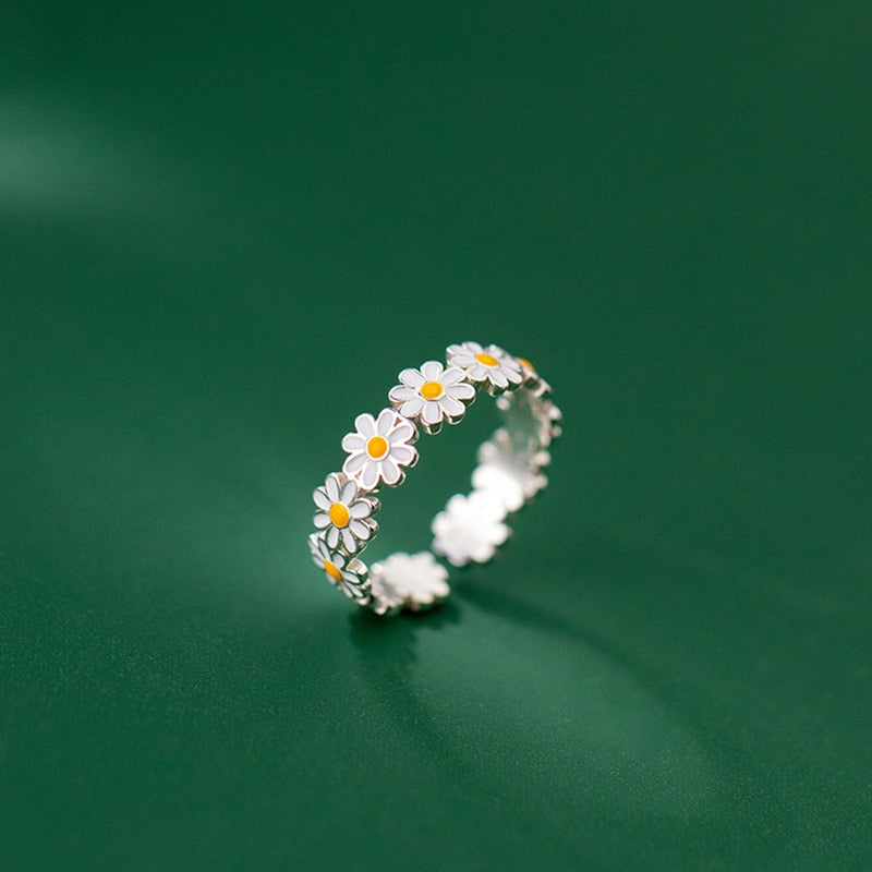 Daisy Ring – Emblem of Fresh Starts and Happiness