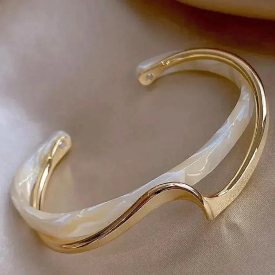 Elegant Gold Bracelet with White Opal