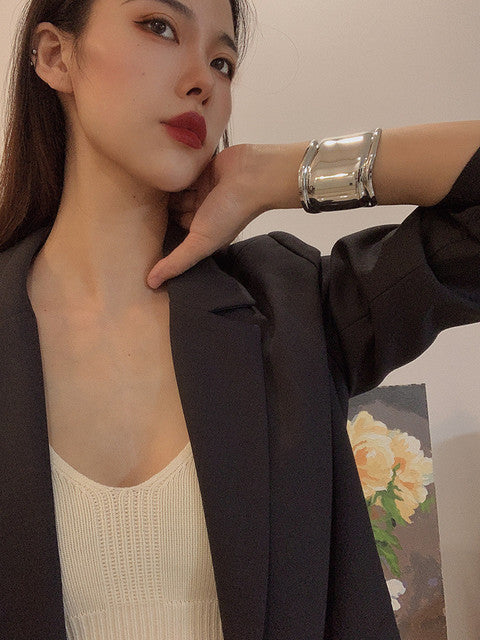 Statement Armband – Striking Wave Design with Chic Asymmetry