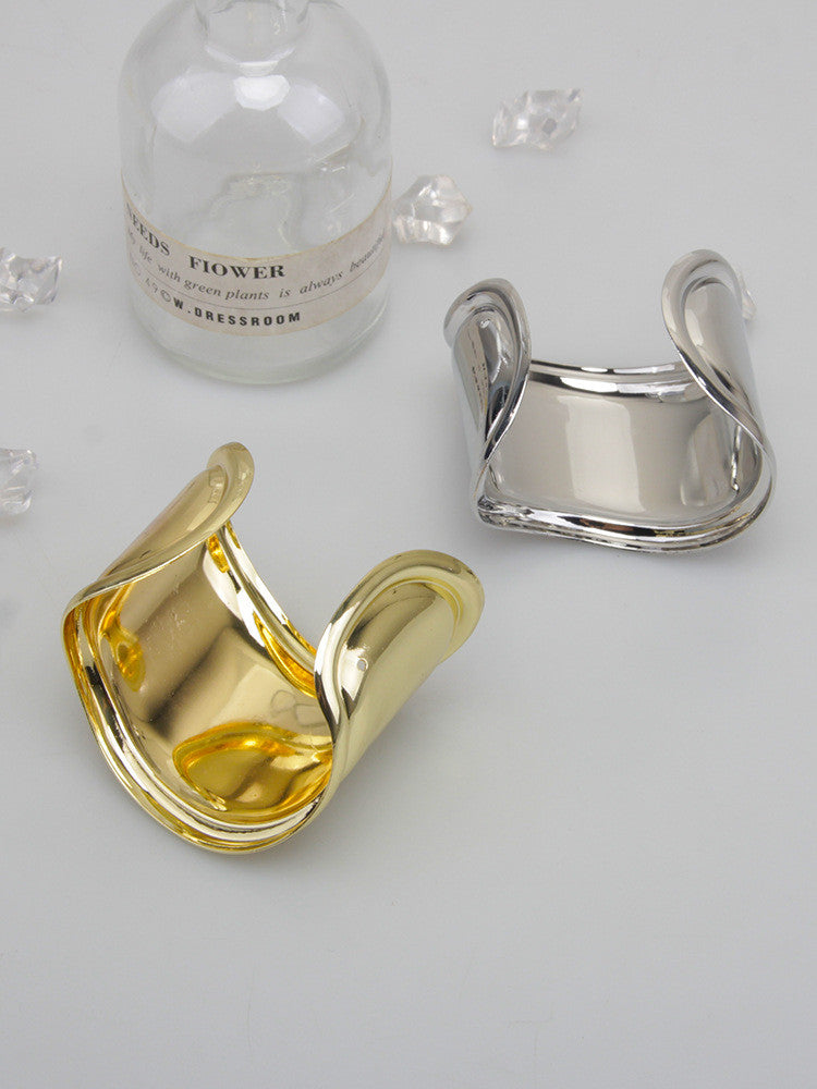 Statement Armband – Striking Wave Design with Chic Asymmetry